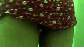 bajo la falda de mi vecina latina y cogemos