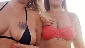 बीच पर अपनी शरारती दोस्त के साथ गंदी बातें, फिर हमने नौसिखिए की वर्जिनिटी ले ली