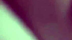 मिल्फ स्लट अपनी गर्म गीली चूत में उंगलियां डालती है