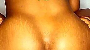 चूत की वेटनेस ड्रिप होती है जब वह उसे अच्छी तरह खाता है