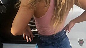 रोज इसस्टार डेस्क पर झुकी हुई रोम मेजर के मोन्स्टर बीबीसी पाउंडिंग के लिए