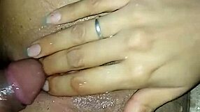 एमेच्योर बेब जोरदार चुदाई के दौरान हार्ड स्क्वर्ट करती है