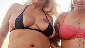 बीच पर अपनी शरारती दोस्त के साथ गंदी बातें, फिर हमने नौसिखिए की वर्जिनिटी ले ली