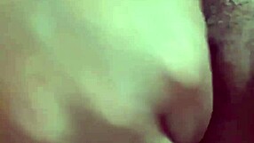 मिल्फ स्लट अपनी गर्म गीली चूत में उंगलियां डालती है