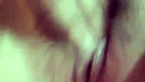 मिल्फ स्लट अपनी गर्म गीली चूत में उंगलियां डालती है