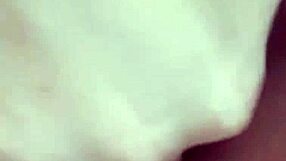 मिल्फ स्लट अपनी गर्म गीली चूत में उंगलियां डालती है