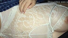 मेरे बेस्ट फ्रेंड की मॉम पर जर्किंग ऑफ और कमिंग करते हुए जब वह सो रही थी