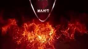 रोज इसस्टार डेस्क पर झुकी हुई रोम मेजर के मोन्स्टर बीबीसी पाउंडिंग के लिए