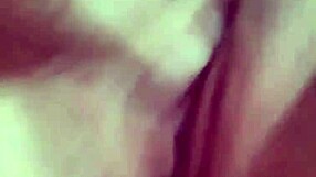 मिल्फ स्लट अपनी गर्म गीली चूत में उंगलियां डालती है