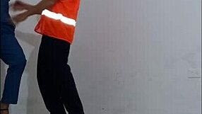 लॉन्जरी में नर्स ने सफाई वाले को लुभाकर खड़े-खड़े जंगली सेक्स किया