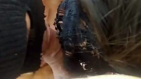 Amigo dotado comeu a tia sem camisinha e gozou nela