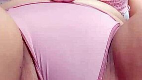 मैं अपनी गीली चूत पर हर रगड़ पोस्ट करना पसंद करती हूं, लैटिना ब्राज़ीलियन बेबी 😍