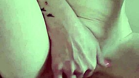 Hanysy Sexy Mature Mommy Plays with a Vibrator