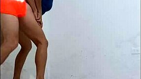 लॉन्जरी में नर्स ने सफाई वाले को लुभाकर खड़े-खड़े जंगली सेक्स किया