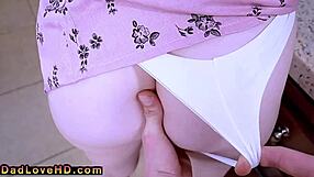 मासूम सौतेली बेटी घुटनों पर बैठकर सौतेले पापा का लंड चूसती है, घरेलू फिंगरिंग और मस्ती