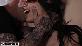 मुझे जीना वेलेंटीना ने चमड़े में कोड़े मारकर जोर से चोदा