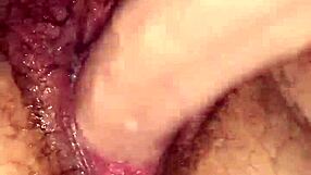 मैं अपनी हेयरी बीबीडब्ल्यू चूत को विशाल डिल्डो से फिस्टिंग करके स्क्वर्ट करती हूँ