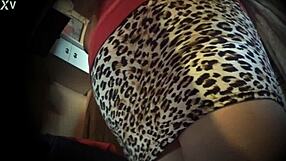 Mi esposa morbosa muestra pierna y panties un dia normal, me pone muy caliente