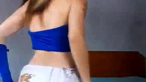 Bonneyuwu - 14 26 Pequeña Puta Se Masturba Con Dildo