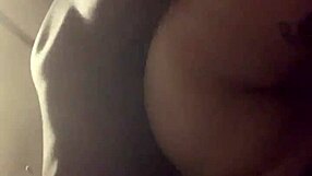 क्या उसकी चूत गहरी पाउंडिंग से चिल्ला रही है?