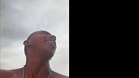 सूर्योदय देखते बीच पर जंगली गांड की सवारी ली