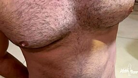 Humilhando esse pau pequeno e imprestável queimando a lingua dele.