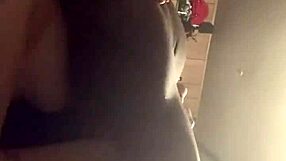 क्या उसकी चूत गहरी पाउंडिंग से चिल्ला रही है?