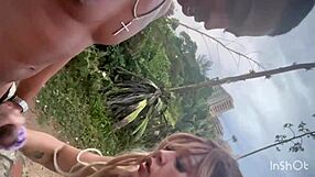 सूर्योदय देखते बीच पर जंगली गांड की सवारी ली