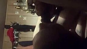 क्या उसकी चूत गहरी पाउंडिंग से चिल्ला रही है?