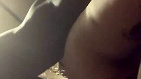 क्या उसकी चूत गहरी पाउंडिंग से चिल्ला रही है?