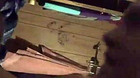 क्या उसकी चूत गहरी पाउंडिंग से चिल्ला रही है?