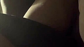 क्या उसकी चूत गहरी पाउंडिंग से चिल्ला रही है?