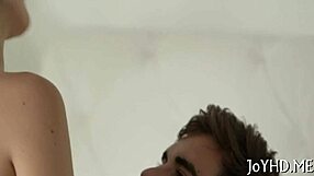 J फ्लूज़ी झुककर वाइल्ड चूसने के सेशन में लगी है