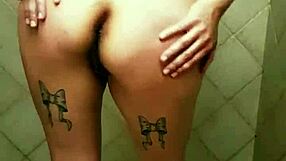 Gran culo se mueve en la ducha masturbando