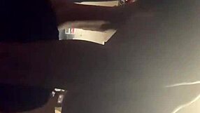 क्या उसकी चूत गहरी पाउंडिंग से चिल्ला रही है?