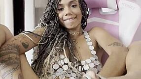 essa princesinha goza com brinquedinho na buceta molhada