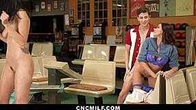 मेरी गर्लफ्रेंड और स्टेपमॉम को बोलिंग में वाइल्ड 3सम के लिए यूज करता हूँ - cncmilf