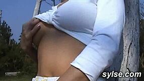 ब्रिटिश मेच्योर और टीन आउटडोर ऑर्गी में मॉन्स्टर कॉक और ऐसफकिंग के साथ