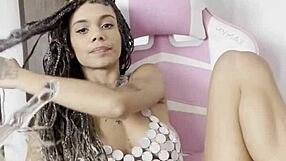 essa princesinha goza com brinquedinho na buceta molhada