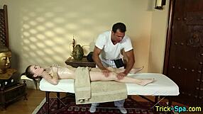 अरे, इस टैटू वाली 18+ टीन बेब को रगड़ते देखना चाहते हो?