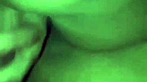 Latina madura es follada por el hijastro y se corre dentro mientras el papa trabaja