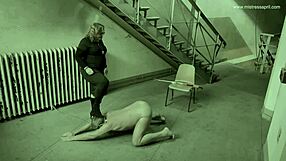 ओएमजी डोमिनेट्रिक्स मिस्ट्रेस अप्रैल इस गेम शो को कब्जा लेती है... बहुत हॉट!! 🔥