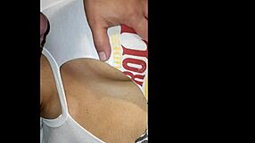 उसकी चूचियों पर जोरदार झड़ दिया!