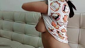 मेरी थकी सौतेली बहन ने एग्जाम के बाद सोफे पर मुँह से मुझे खुश किया