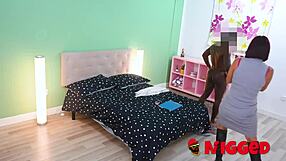 हॉटेस्ट सेक्रेटरी संद्रा वी ने नोवाइस को रिव्यू किया कास्टिंग में।