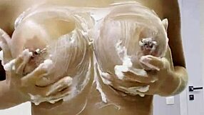 मोनिका फॉक्स घर पर नंगी होकर क्रीम रगड़ती है बड़े नकली बूब्स और कर्वी गांड पर