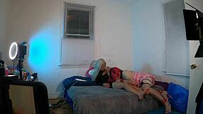 टीएस केल्सी मास्टर्स ह्यूज ट्रांस लंड को चूस रही है होममेड ह्यूमिलिएशन में