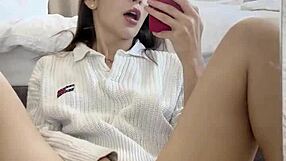 Ellie Leen मिरर के सामने स्क्वर्टिंग करती है?