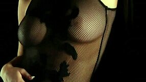 मोहक ताशा रेन ने कपड़े उतारे और डिल्डो से अपनी टाइट चूत को जंगली सोलो में मारा