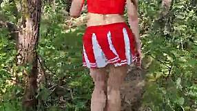 यंग गर्ल्स बेयरफुट बीच अपस्कर्ट नेहबर पीओवी से टीज कर रही हैं